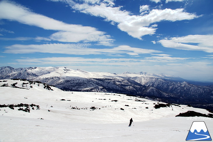 大雪山旭岳ロープウェイスキー場 残雪の北海道最高峰に今季最後のシュプールを…。